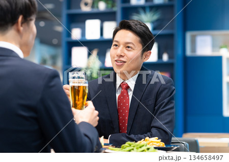飲食店でビールを飲むビジネスマン 飲食店でビールを飲むビジネスマン 134658497