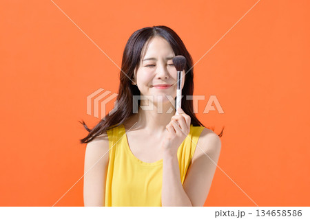 メイクブラシを持った女性 メイクブラシを持った女性 134658586