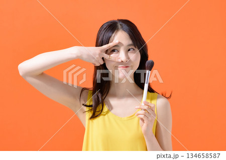 メイクブラシを持った女性 メイクブラシを持った女性 134658587