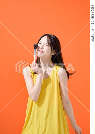 メイクブラシを持った女性 134658588