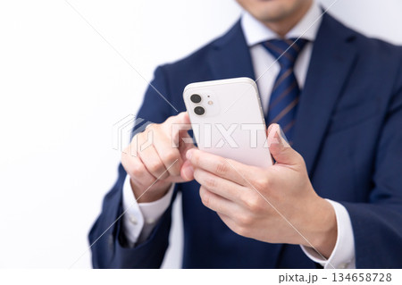 ビジネス　スーツを着た男性の手元 134658728