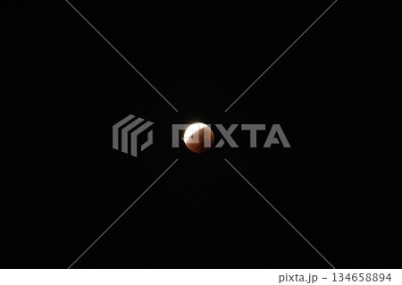 2025年9月8日 皆既日食　太陽と月が重なる神秘的な天文現象 134658894