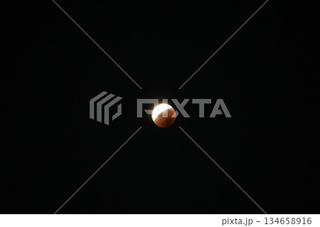 2025年9月8日 皆既日食　太陽と月が重なる神秘的な天文現象 134658916