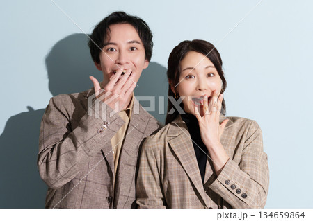笑顔で驚くおしゃれなカップル 134659864