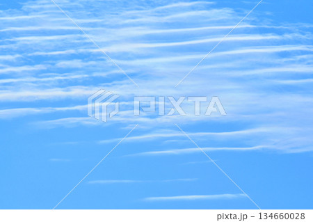 ダイナミックに流れる天使の階段 波状雲( fix撮影 ) ダイナミックに流れる天使の階段 波状雲( fix撮影 ) 134660028