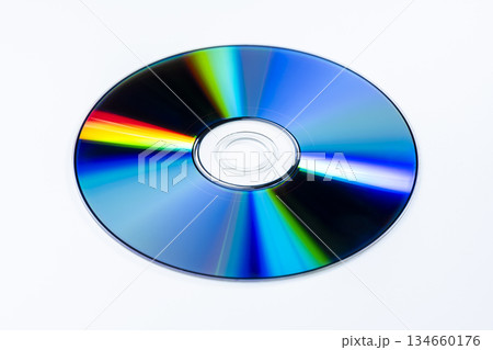 白背景にデータ保存に使用される光学ディスク媒体 134660176
