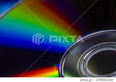 データ保存媒体に見られるカラフルな光の反射 134660180