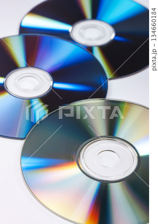 白背景に記録用メディアとしてのCDやDVDディスク 134660184