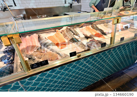 開き、半身にした鱈やサーモンが並ぶベルゲンの魚市場 開き、半身にした鱈やサーモンが並ぶベルゲンの魚市場 134660190