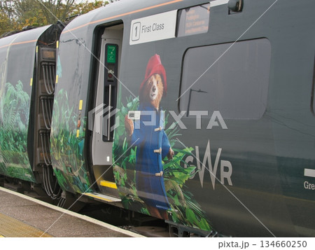 ロンドン　パディントン駅に向かう特急列車 134660250