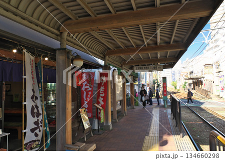 巣鴨地蔵通り商店街に隣接するレトロな駅舎、都電荒川線庚申塚駅のホーム」 134660298