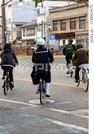 ヘルメットをかぶった女子高生の自転車通学 ヘルメットをかぶった女子高生の自転車通学 134660470