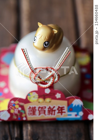 金色の馬のモチーフが乗っている鏡餅 正月飾り 金色の馬のモチーフが乗っている鏡餅 正月飾り 134660488