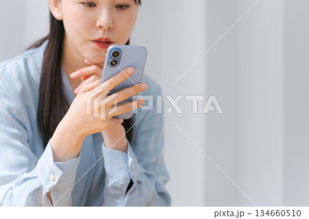 スマホを操作する若い女性 134660510