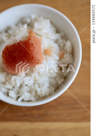 押し麦入りご飯に乗せた無着色のくずれ明太子 134660572