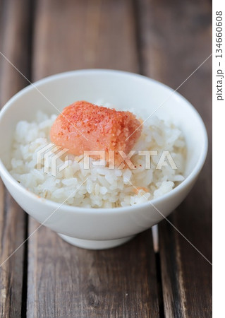 押し麦入りご飯に乗せた無着色のくずれ明太子 134660608