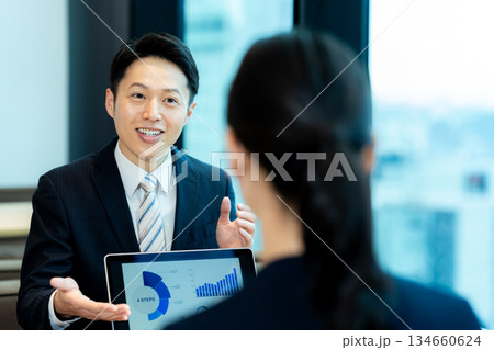 打ち合わせするビジネスパーソン 打ち合わせするビジネスパーソン 134660624