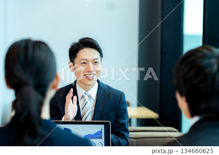 打ち合わせするビジネスパーソン 打ち合わせするビジネスパーソン 134660625
