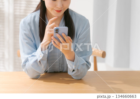 スマホを操作する若い女性 スマホを操作する若い女性 134660663
