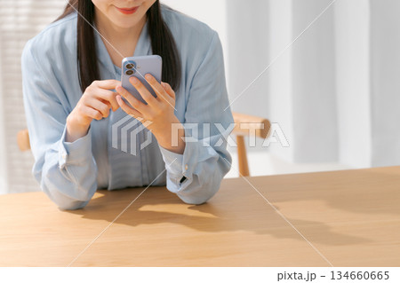 スマホを操作する若い女性 134660665