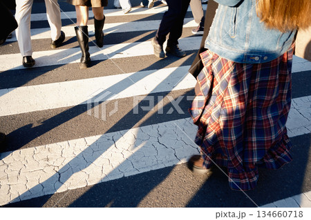 横断歩道を渡る歩行者の写真 134660718