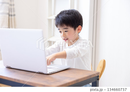 ファミリー　パソコンを見ている男の子 134660737