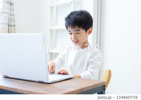 ファミリー　パソコンを見ている男の子 134660739