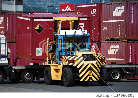 コンテナを積むフォークリフト 134660803