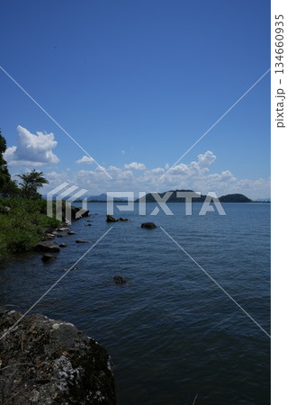 夏の穏やかな琵琶湖の情景 134660935