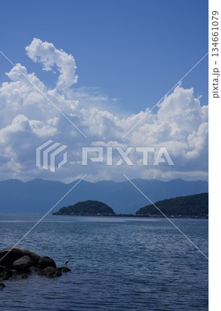 夏の琵琶湖と沖島の情景 134661079
