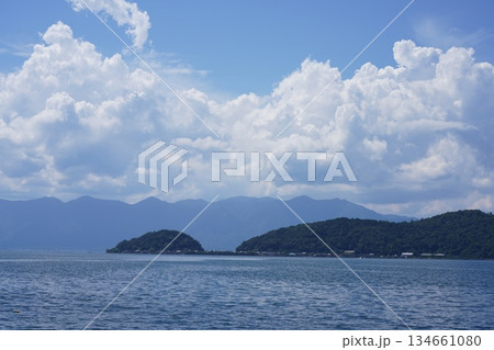 夏の琵琶湖と沖島の情景 134661080