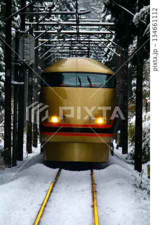 雪景色の鬼怒川路を行く… 東武特急【日光詣スペーシア】100系 134661112