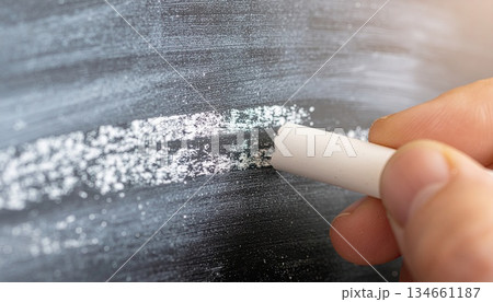 《AI画像》チョークで黒板に書く手元 《AI画像》チョークで黒板に書く手元 134661187