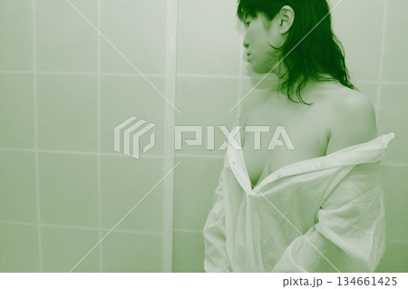 白いシャツを脱ぎ着する大人の女性 白いシャツを脱ぎ着する大人の女性 134661425