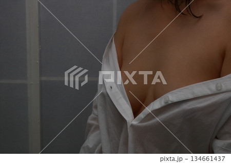白いシャツを脱ぎ着する大人の女性 白いシャツを脱ぎ着する大人の女性 134661437