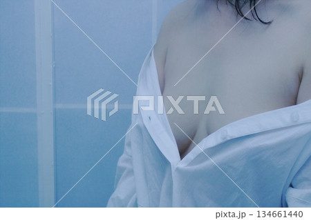 窓際に立つ女性 134661440