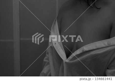 白黒の裸のバストアップ 白黒の裸のバストアップ 134661441