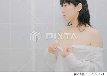 スキンケアをする若い女性 スキンケアをする若い女性 134661471