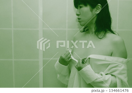 不安そうな表情の女性 不安そうな表情の女性 134661476