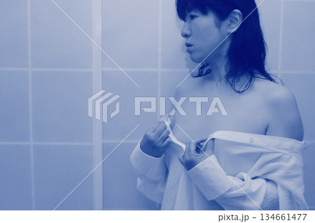 白いシャツを脱ぎ着する大人の女性 白いシャツを脱ぎ着する大人の女性 134661477