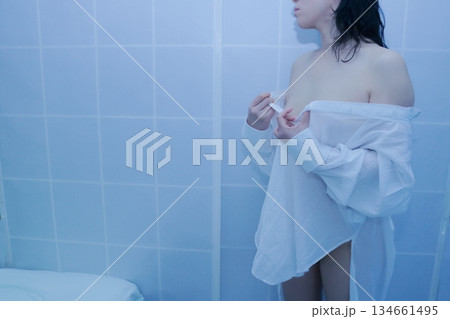 白いシャツを脱ぎ着する大人の女性 白いシャツを脱ぎ着する大人の女性 134661495