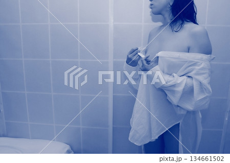 白いシャツを脱ぎ着する大人の女性 134661502