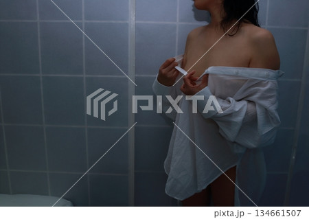 白いシャツを脱ぎ着する大人の女性 134661507