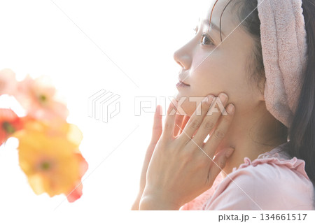 窓際でポーズをする若い女性の美容ポートレート 窓際でポーズをする若い女性の美容ポートレート 134661517