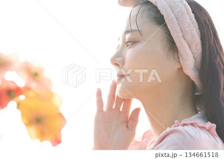 窓際でポーズをする若い女性の美容ポートレート 窓際でポーズをする若い女性の美容ポートレート 134661518