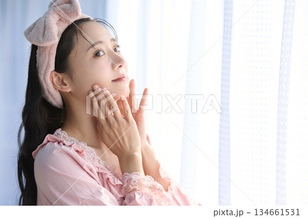 窓際に立つ若い女性の美容ポートレート 窓際に立つ若い女性の美容ポートレート 134661531