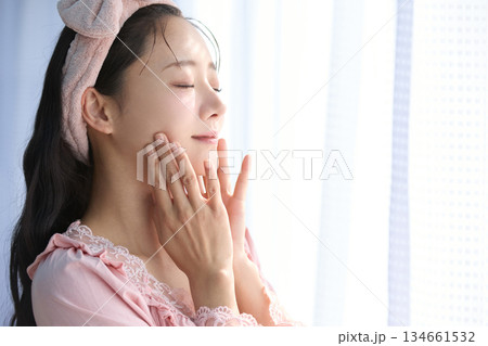 窓際に立つ若い女性の美容ポートレート 134661532