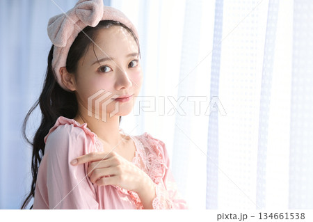 窓際に立つ若い女性の美容ポートレート 窓際に立つ若い女性の美容ポートレート 134661538