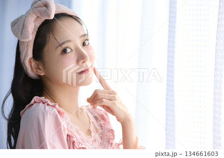 窓際に立つ若い女性の美容ポートレート 134661603