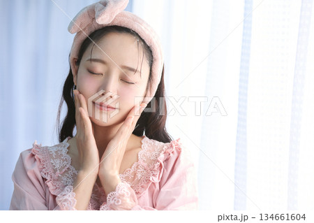 窓際に立つ若い女性の美容ポートレート 窓際に立つ若い女性の美容ポートレート 134661604